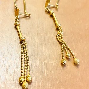 Selling 2 pair of 22 kt earrings